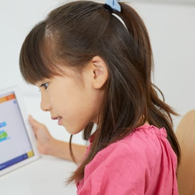 ブロックを使うビジュアルプログラミングだから楽しく学べる