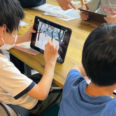 プログラミングはもちろん、iPadやパソコンの操作が初めてでももちろんOK！ 初心者の子ども達が楽しみながらプログラミングを体験的に学び、ITスキルを高めることができる教材・カリキュラムをご用意