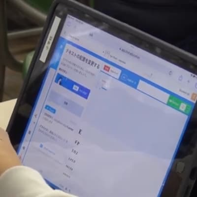 コードプログラミングクラスの教材「BSD Education」を使用したカリキュラムは、ユニバーサルキッズキャンプ教室のほか、学校での出張授業を実施しています。