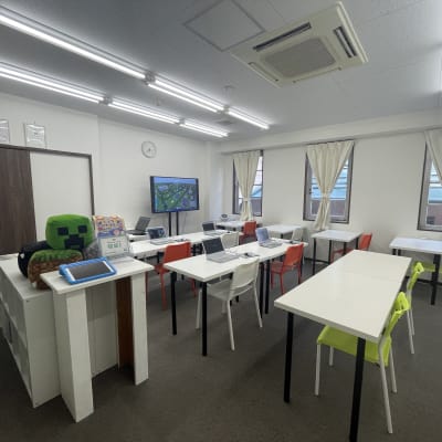 入り口から見た教室です！中級コースの中高生男子でもゆったり座れる大きな机でレッスンしていただけます！