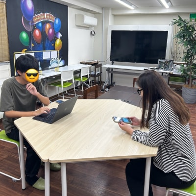 塾のインタビュー場面