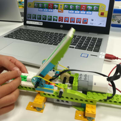 モーターをプログラミングで制御することでワニの口が開閉します。