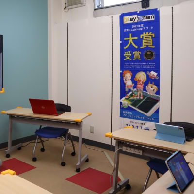 教室内は、大きなモニターを中心に学びやすい環境になっています