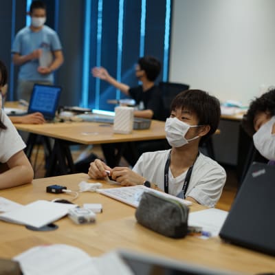 授業は、講師と生徒複数人で行います。