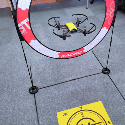 くぐるドローン