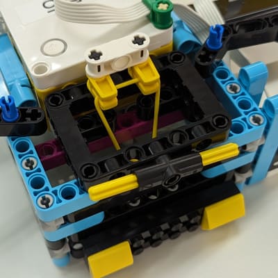 生徒が作成したロボットです！早く組み上げて改造する事が大好きな子もいます！