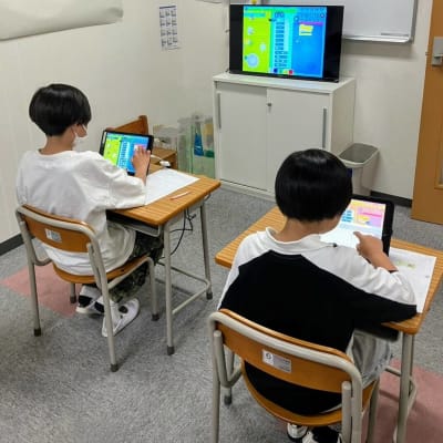 モニター画面につなぎクリエイト作品の発表を毎月します。