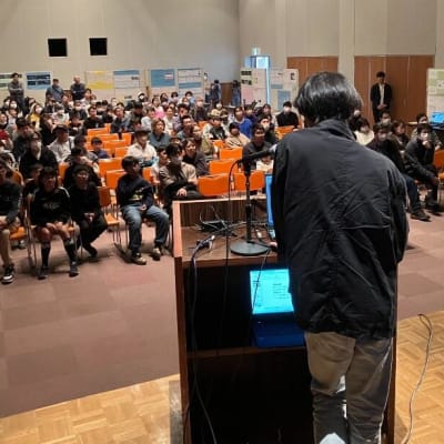 年に1度の発表会の様子（プレゼン中のステージ上から）