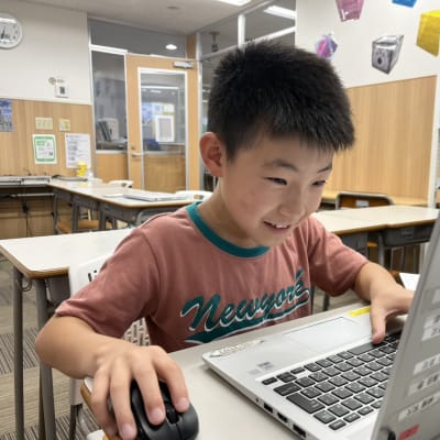 神宮_③生徒が笑顔でPCに向かっている様子