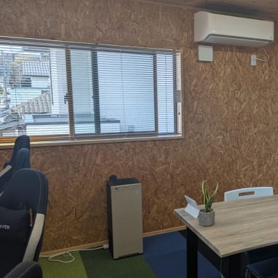 こちらの長テーブルにて授業を行います！学年関係なく一緒にプログラミングを学び合える空間となっています！