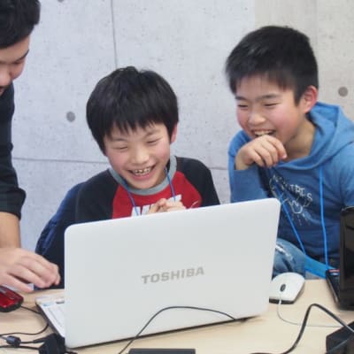 過去に実施したプログラミング体験会の様子です。