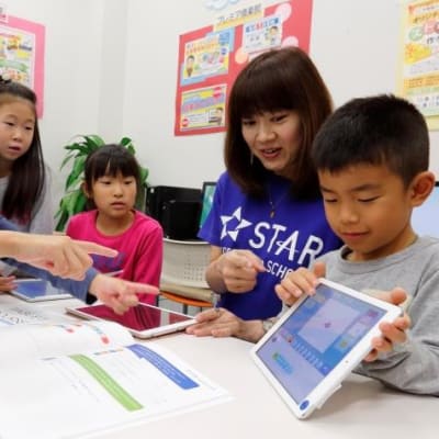 お互いに自分の作品を見せ合うなど生徒参加型の授業スタイルも心掛けています