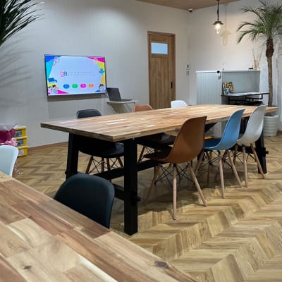 オープンなデスクでのびのび学習