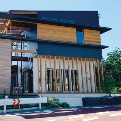 左側 キッズ棟 （教室）　右側  Think（多目的スペース）