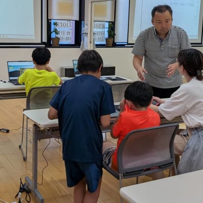 体験会でお母さまに説明しています。