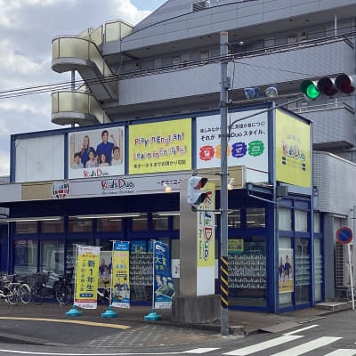 交差点すぐそば、あざやかな黄色い看板が目印です★