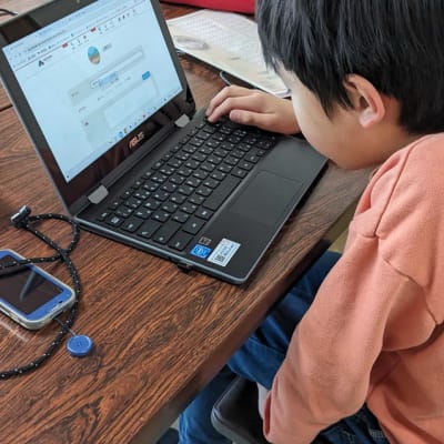 作品を教室内プラットフォームに公開する様子