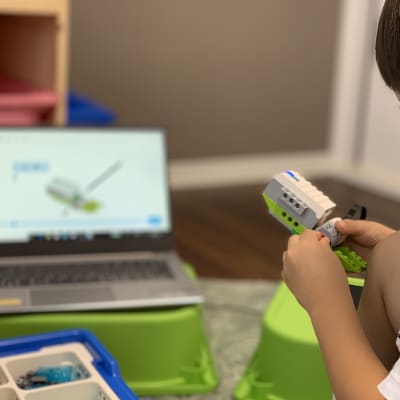 授業風景（ロボットコース：指示書に従ってロボットを作ろう！）