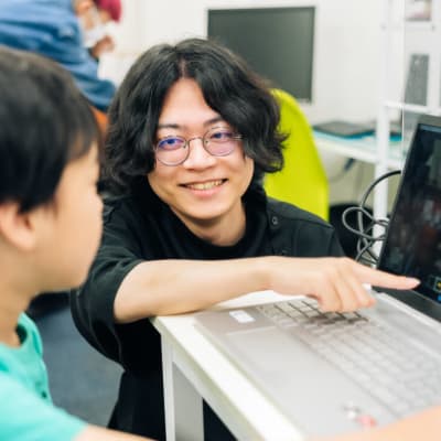 東條先生：Unreal EngineやマイクラMOD等の高度な開発に詳しく、生徒から大人気の先生