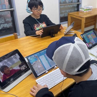 オンラインでレッスン中！それぞれの課題に取り組んでいます。