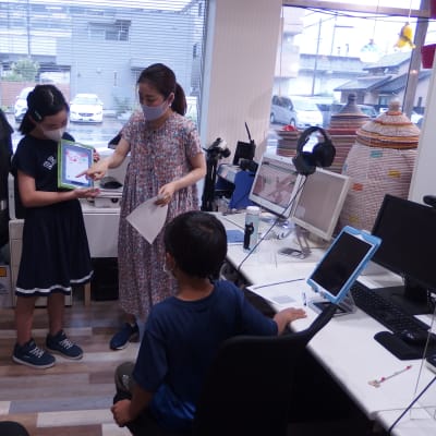 自分の作品の説明や工夫したことの発表をしたりします