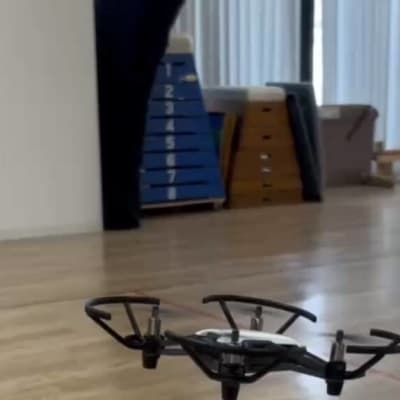 ドローン飛ばし中。