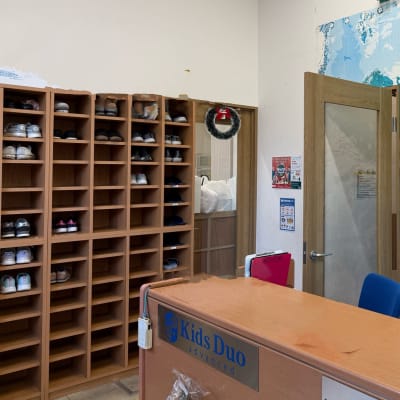 こちらのフロントから教室へご案内いたします。