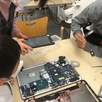 パソコンを分解する授業では、CPUやメモリなどを学びました。