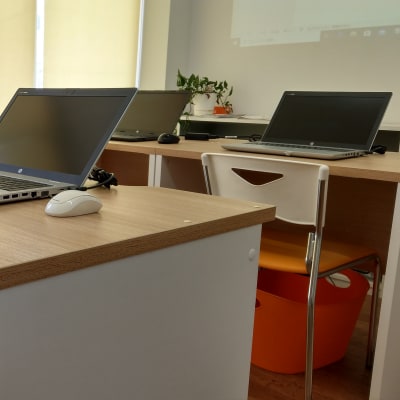 パソコン授業時のスクール内の様子です