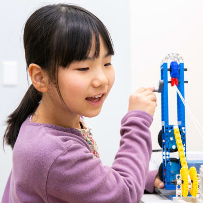 STEM教育でモノの仕組みや原理を学びます。