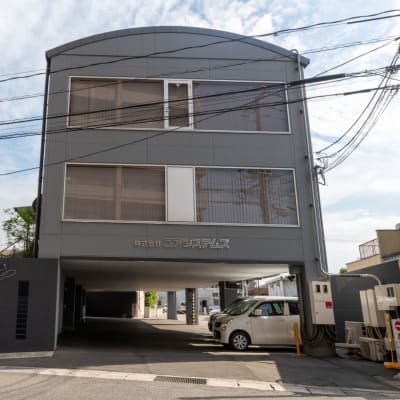 建物の1階が駐車場になっています。