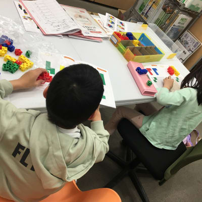 ブロックを使った楽しいパズルに取り組んでいます！