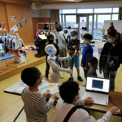 イベントで子どもに読み聞かせをするPepper