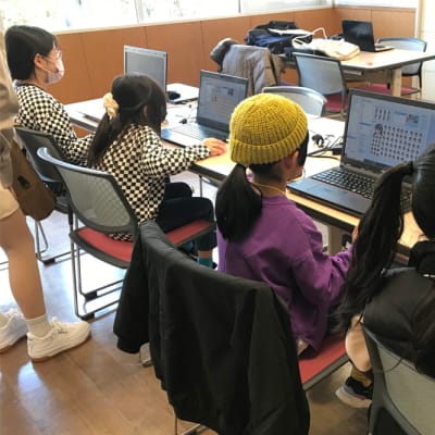 ガールズプログラミングフェスKIKKAKE2023のイベントの様子で、キャラメイクを作っています。