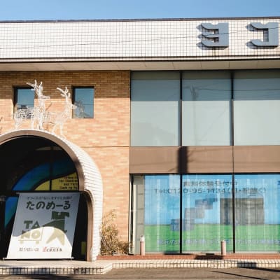 ヨコタ社屋の大パネルから、生徒作品の一部を放映しています。是非ご覧ください。