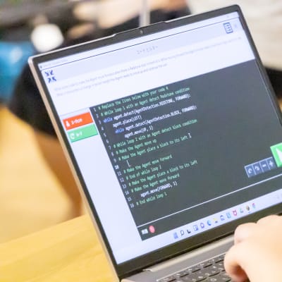 マイクラアドバンスコースでは本格的なプログラミング言語を用います