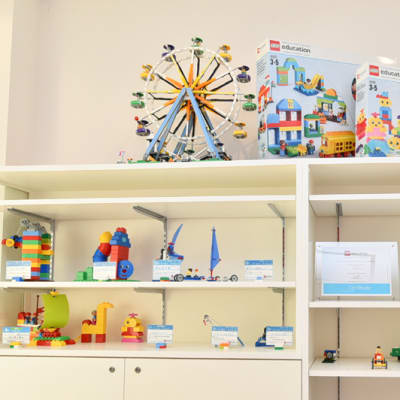 レゴ®の世界感満載の受付