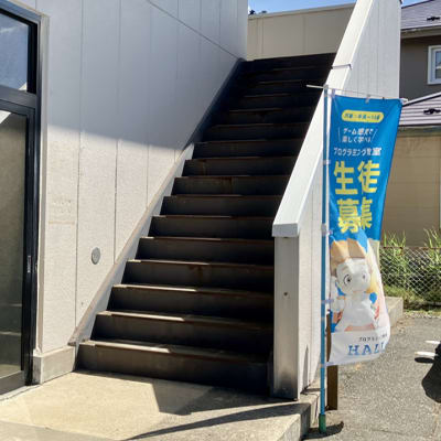 建物右横の階段を上がってください。廊下を進み、つきあたりの向かって左手にあるドアが入口です。