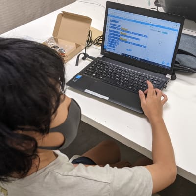 授業の様子：ロボットにプログラミング中