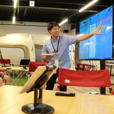 アウトドアのような開放的な空間で、プログラミングを楽しく学習できます！