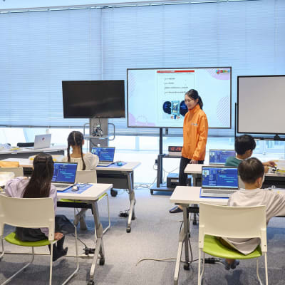 クラスメイトと一緒に頑張ろう。今日は何を作るのかな？