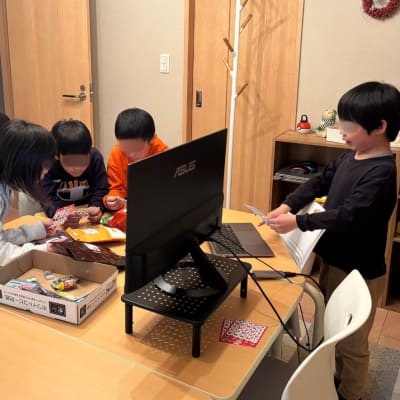 みんなでビンゴ大会をしている様子です