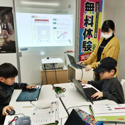 基礎コースの授業の様子です。集中しているときには余計な声掛けはせず見守ります。