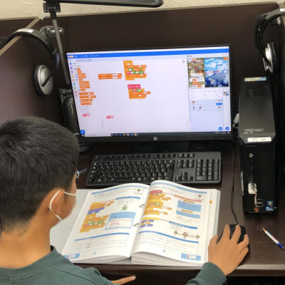 子ども向けのやさしいプログラミング言語・Scratchを使って、ゲームを作っていきます。直感的にプログラムを組み立てることができる言語なので、入門編に最適です。