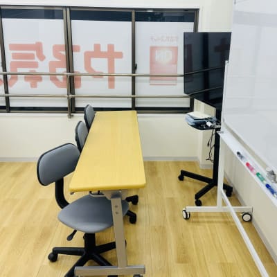 プログラミングの授業スペース。大きなモニターを使って自分の作品を発表してもらいます。