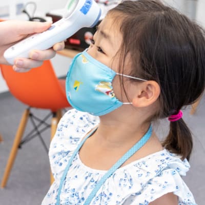 新型コロナウイルス感染症対策として検温を実施しています（撮影：2020年8月）