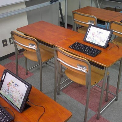 授業準備。お子様１人に１台ずつiPadを用意しています。