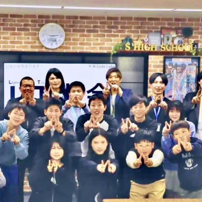 N Code Labo大阪梅田教室の集合写真。小学生から高校生までさまざまな年代のお子さまが通っています