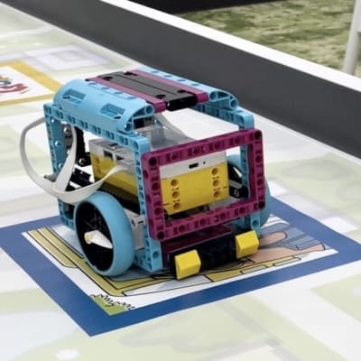 毎週新しいロボットを作り、プログラミングでミッションに挑みます！