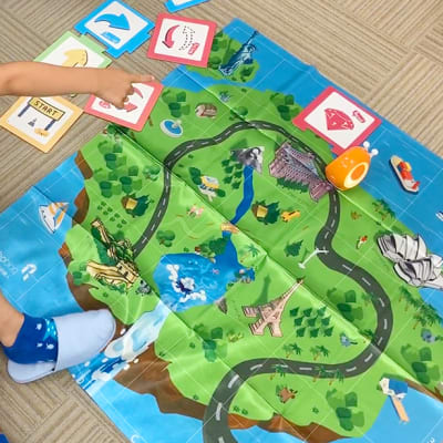 シンプルな命令カードを並べた通りに動くQobo(キューボ)は、 コースが進むと条件分岐や繰り返しもあり、プログラミングの基本が、楽しみながら体にしみこんでいきます。【2023年7月撮影】